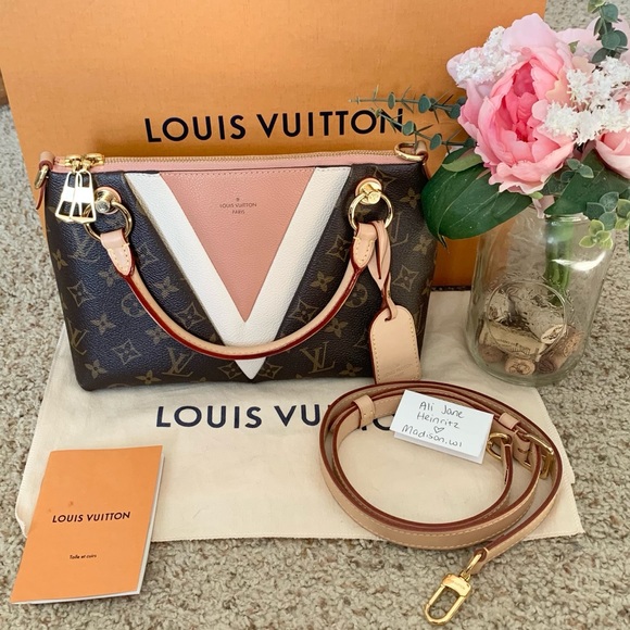 ❌SOLD❌🦄Louis Vuitton V tote bb Triangle Bag🦄
